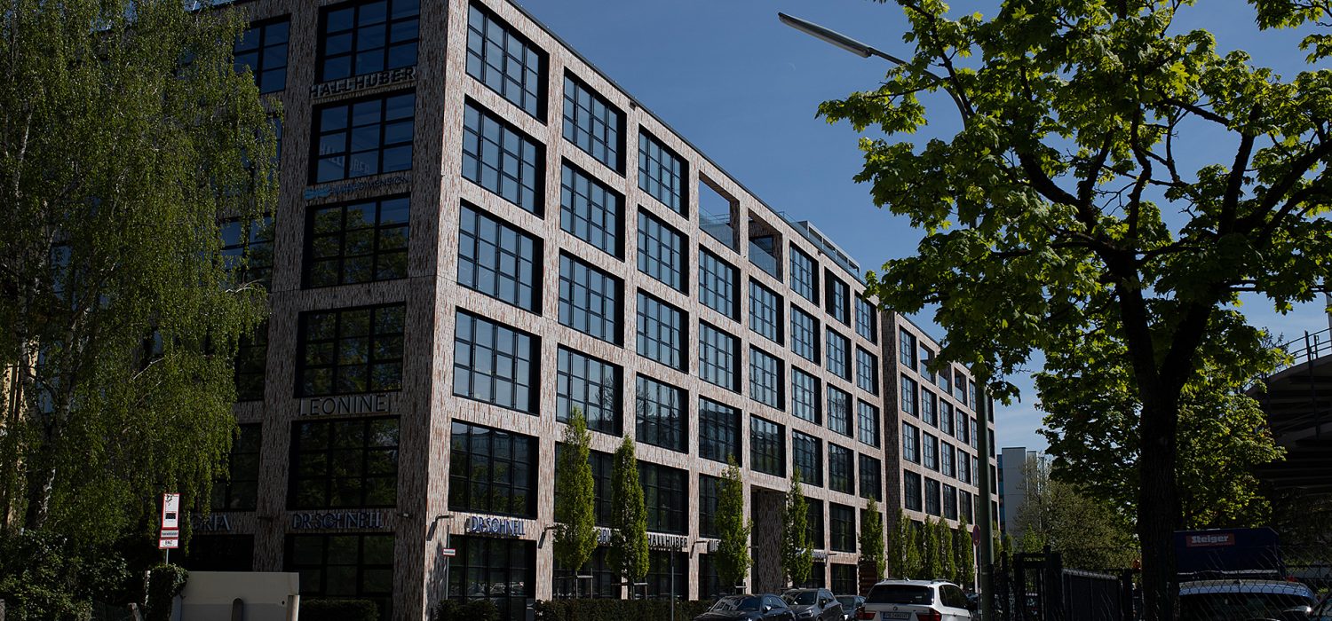 Deutsch - Außenansicht vom Münchner Office | English - Exterior view of the Munich office