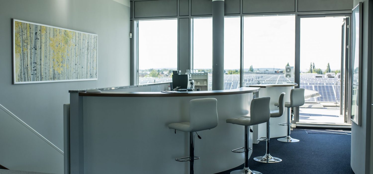 Küche mit Ausblick zur Terrasse